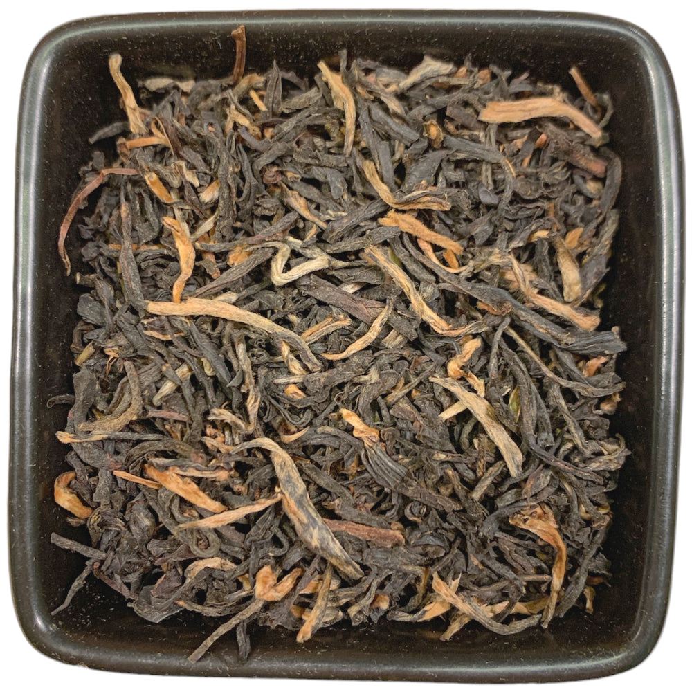 Mokalbari FTGOP1 Golden Tippy aus der TeeWiese.  Ein Qualitäts-Assam aus Mokalbari mit fleischigem Blatt und einem hohen Anteil an Tips. Mokalbari gehört zu den Spitzenlagen Assams und produziert sehr sauber gearbeitete Tees. Dieser Tee hat wenig Gerbsäure, einen aromatischen, leicht würzigen Geschmack in einer kupferroten klaren Tasse.