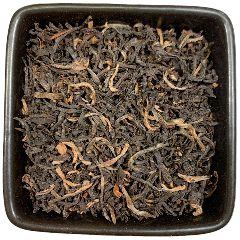 TeeWiese Hausmischung. Ausgesuchte Goldblatt-Assam-Tees verwenden wir für unsere außergewöhnliche Mischung. Diese verleihen ihm seinen einzigartigen malzigen Geschmack, der weich und hocharomatisch ist . Eine spitzen Assammischung für den Kenner.
