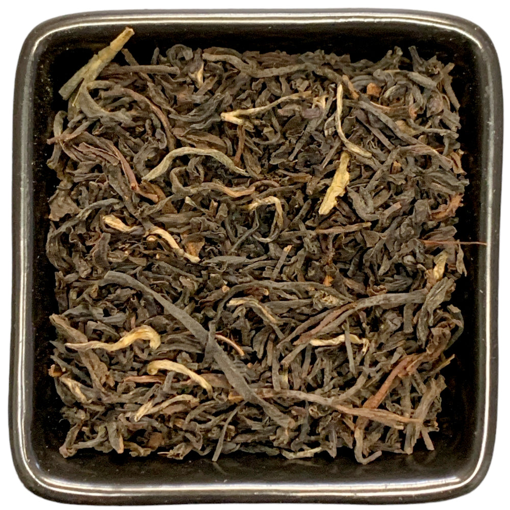 Assam colonal Ursprungstee TGFOP aus der TeeWiese.  Dieser schön gearbeitete Assam mit einigen Tips und mahagonifarbener Tasse hat einen angenehm runden und vollmundigen Geschmack. Worauf wir etwas stolz sind, dies ist kein 