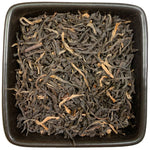 Ein second flush Assam aus der TeeWiese mit der besten Blattsortierung (TGFOP1).  Doomur Dullung hat ein fleischiges Blatt mit mild-aromatischem Geschmack und einer Gerbstoff armen, gehaltvollen Tasse. Ideal für hartes und weiches Wasser. Dieser vollmundige Tee wird im Sommer geerntet.
