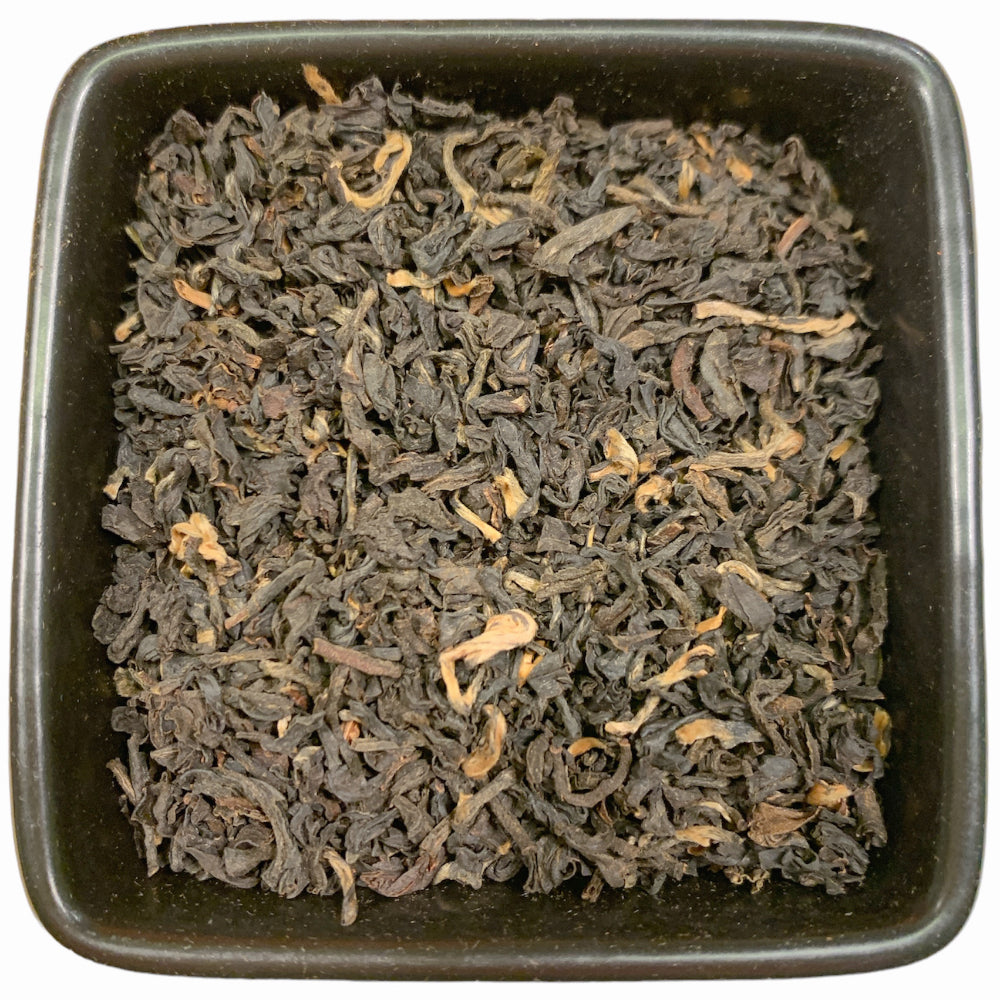 Ein besonders gut gelungener Broken Assam aus der TeeWiese für Genießer aus dem Teegarten Duflating im Distrikt Jorhat. Bunt durchsetzt mit goldgelben Tips. Sein kraftvoll-würziger und vollendeter Charakter entfaltet sich besonders schön mit etwas Kandis und oder Sahne.