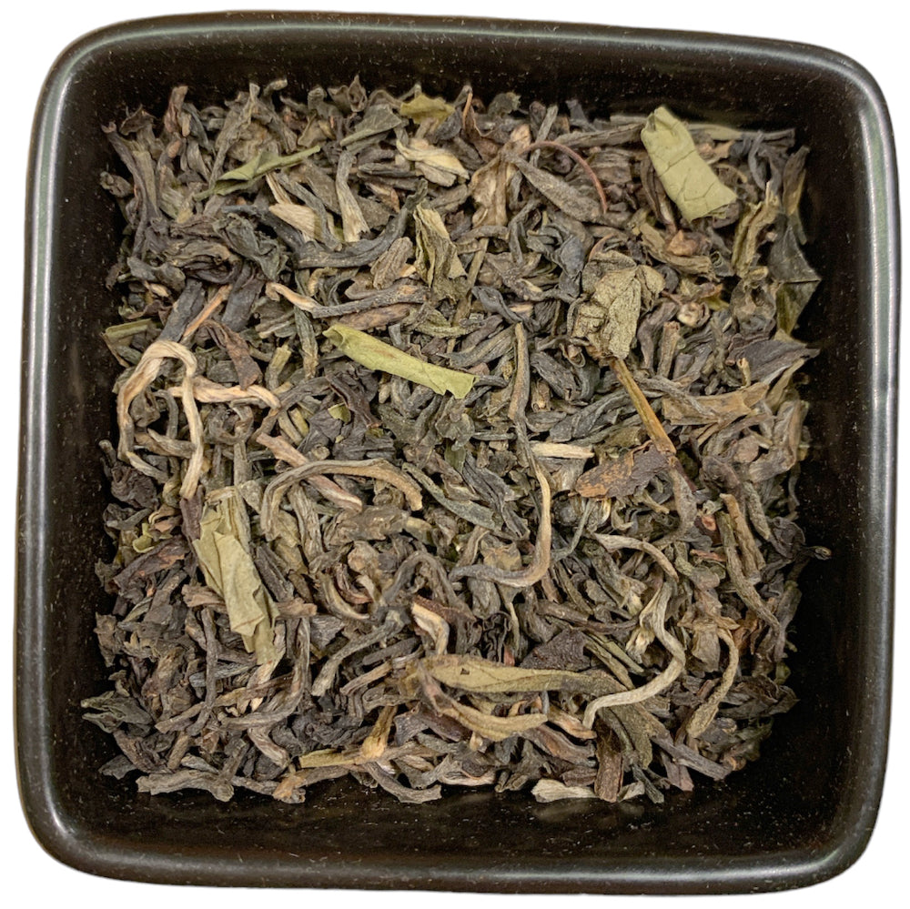 Aus dem Teegarten "Sewpur" hat die TeeWiese hier einen Finest green Assam TGFOP1, mit dem typisch leicht fleischigem SEWPUR-Blatt. Entgegen der Tradition in Assam, ist dieser Tee nicht oxidiert und ist so ein Grüntee. Anders als sein schwarzer Bruder ist er leicht. Er hat eine milde Assamnote, einen fein fruchtigen Charakter mit heller Tasse. Ein echter Tipp für Assam Liebhaber.