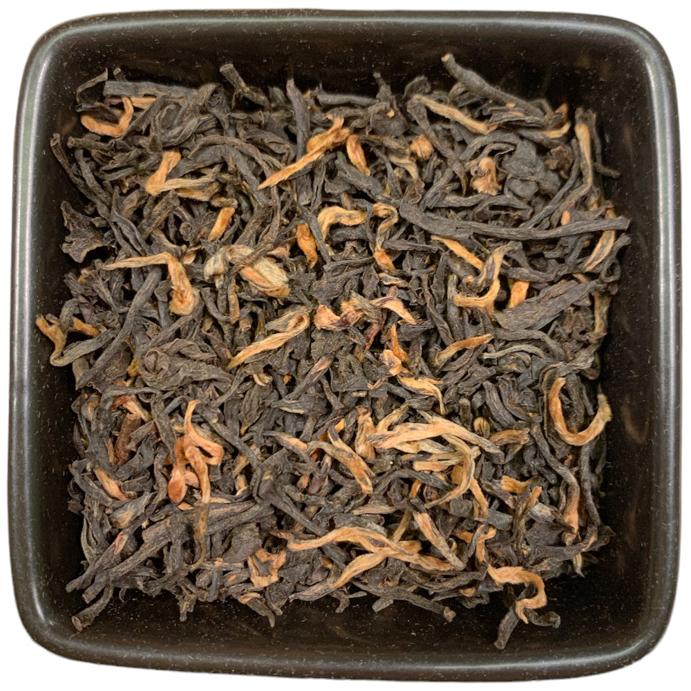 Der schönste second flush Assam in der TeeWiese. Der Teegarten im Sibsagar-Gebiet verwendet eine der Ersten Assamica-Züchtungen mit hervorragenden Eigenschaften. Dieser Qualitäts-Assam besticht durch seinen hohen Anteil an Goldtips und seinen mild fruchtigen, würzigen und hocharomatischen Geschmack.