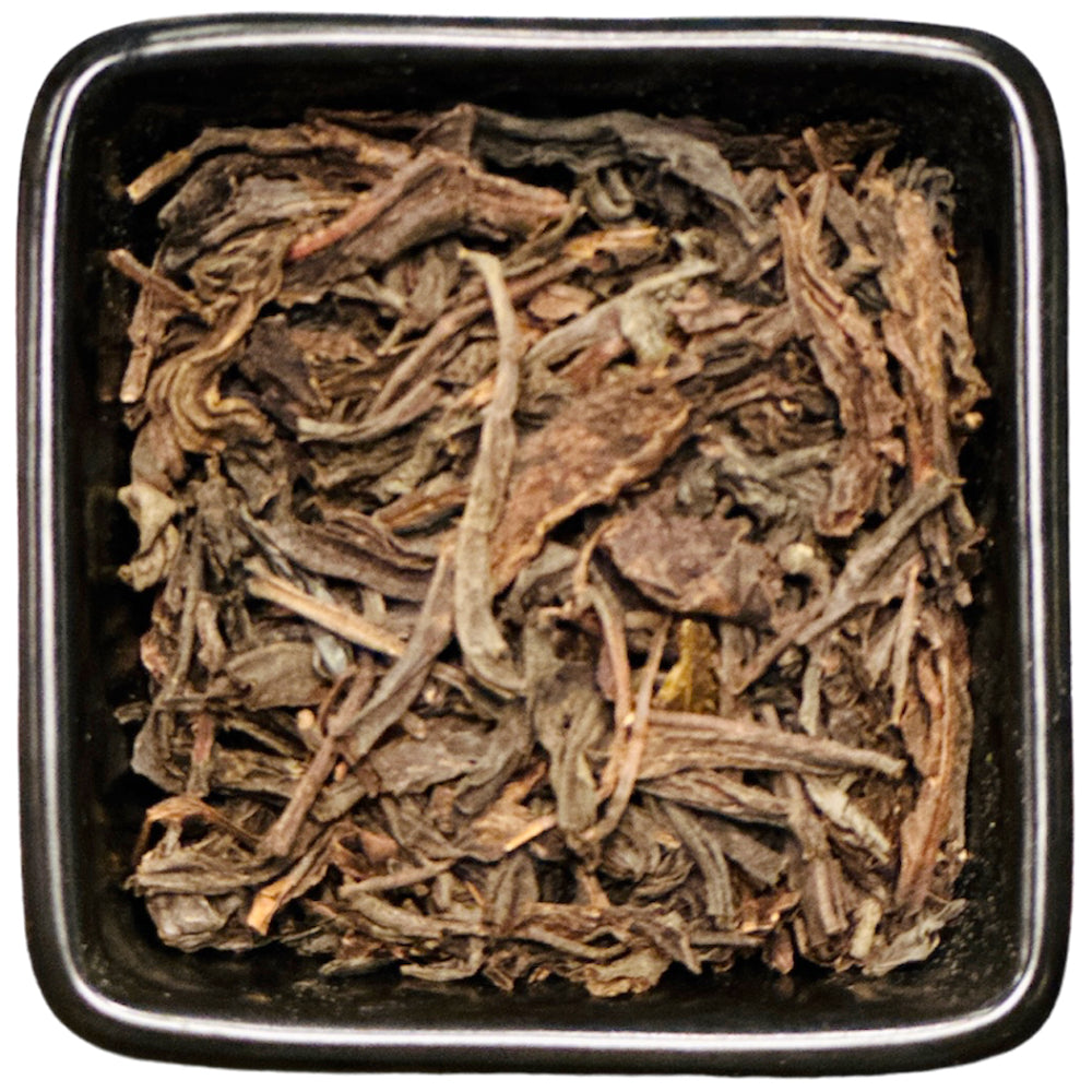 Ceylon Blatttee OP1 aus der TeeWiese.  Die Tees aus Sri Lanka werden in der Weld des Tees immer noch Ceylon-Tees genannt. Dieser OP1 zeichnet sich durch ein gut gearbeitetes Blatt aus. Auf den Hochlagen Sri Lankas wächst dieser Tee und wird in Handpflückung geerntet, was für seine hohe Qualität spricht. Er hat das typische Ceylon Aroma, in einer volle Tasse und ist angenehm im Nachgeschmack, aromatisch und spritzig, leicht adstringent, in einer kupferroten Tasse. Schmeckt auch mit Sahne und oder Kandis.