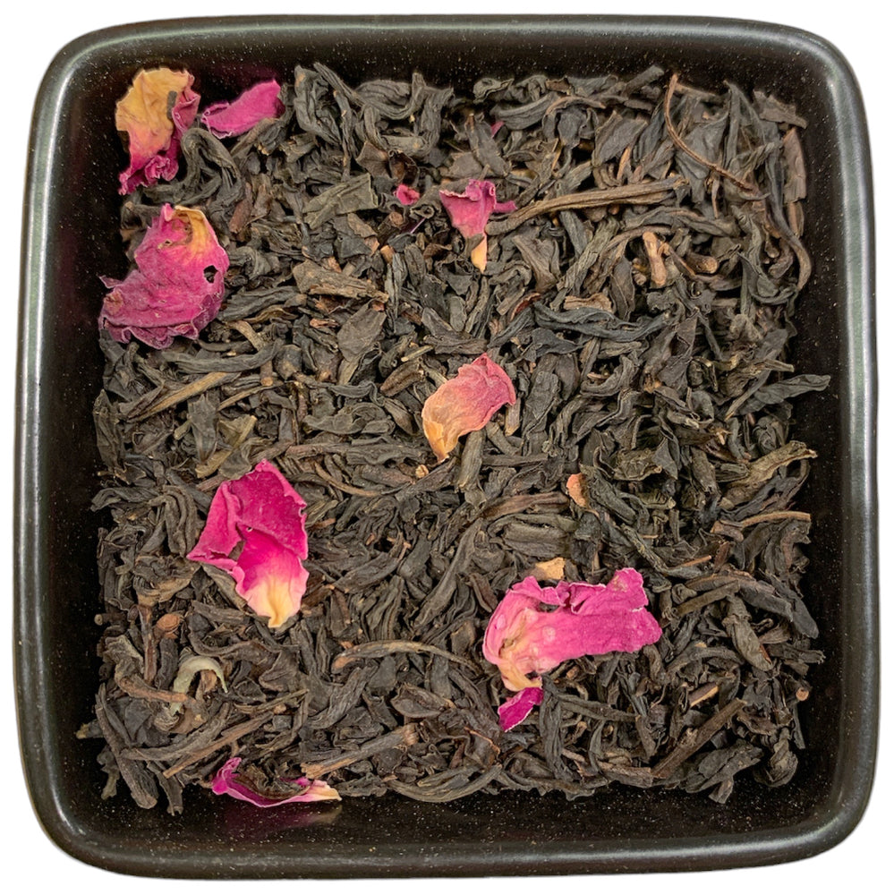 Natürlich aromatisierter Schwarztee mit Rosen-Geschmack aus der TeeWiese.  Seit mehr als 1000 Jahren hat sich an der Herstellung dieses berühmten Tees nicht geändert. Schwarzer Tee wird nach der Trocknung mit frischen Rosenblütenblättern versetzt. Die Blütenblätter geben ihr Aroma an den Tee ab. Dieser Vorgang wiederholt sich so oft, bis der Schwarztee vom Aroma der Rosen durchzogen ist. 