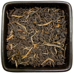 China Yunnan Golden Tippy FOP aus der TeeWiese.  Ein hochwertiger China Schwarztee aus dem Hochland von Yunnan mit großem Blatt und reichlich goldenen Tips. Die Tees aus Yunnan zeichnen sich durch fast keine Bitterstoffe und keine Adstringenz aus. Samtig weich auf der Zunge, mit einem angenehmen Abgang.