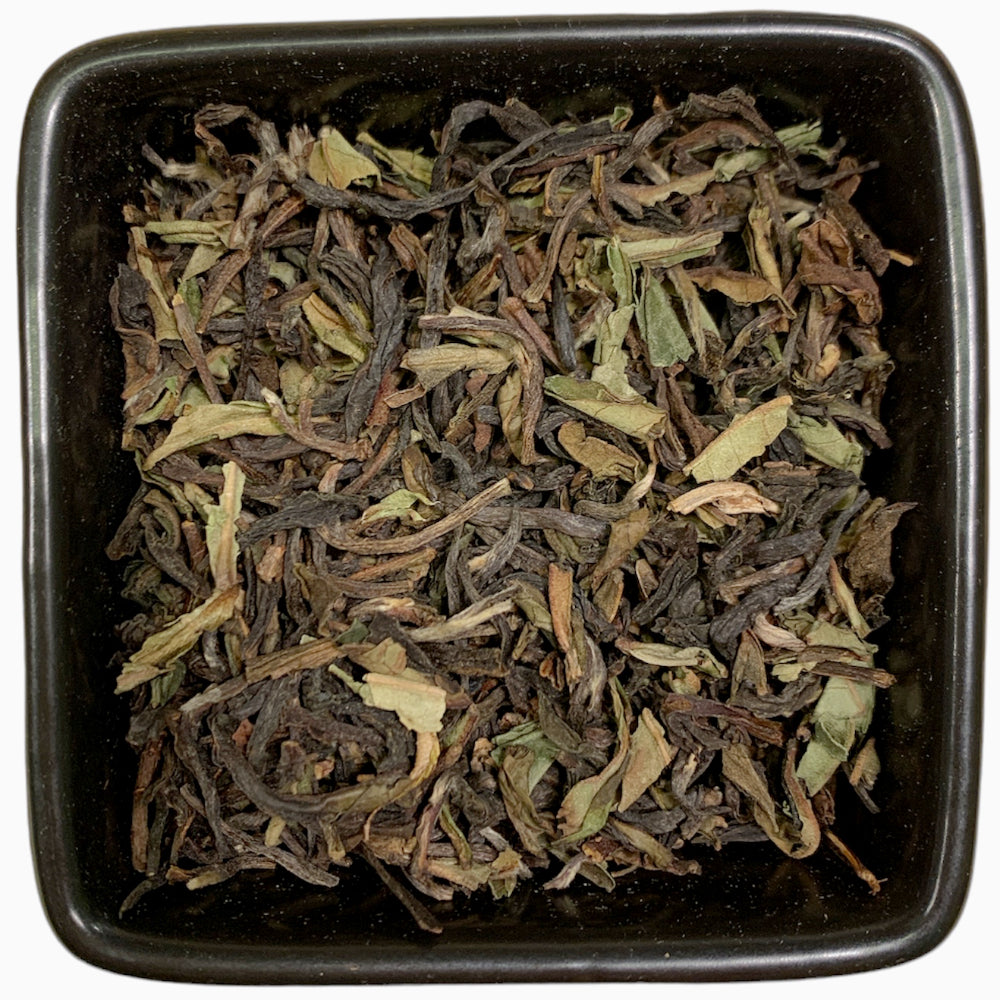 Darjeeling FTGFOP 1 aus der TeeWiese. Feinster Top-Grade der Darjeeling-Produktion, mit mild aromatischem Geschmack. Der Tee hat ein gleichmäßiges Blatt mit vielen Tips. Es handelt sich hier um einen Blend aus FTGFOP1 Darjeeling Tees, verschiedener Darjeeling Gärten.