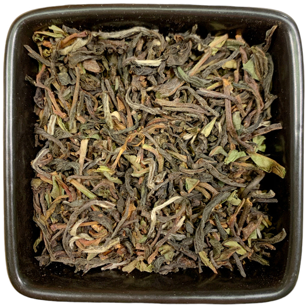 Der Feine! aus der TeeWiese  Natürlich aromatisierter Darjeeling mit Bergamotte-Geschmack.  Anders als bei dem klassischen Earl Grey, der meist auf Assam basiert, besteht dieser aus feinstem Darjeeling aus dem Teegarten Steinthal. Das führt dazu, dass wir zwar auch den typischen Bergamottegeschmack haben, aber der Tee sehr viel feiner, sanfter und leichter ist.