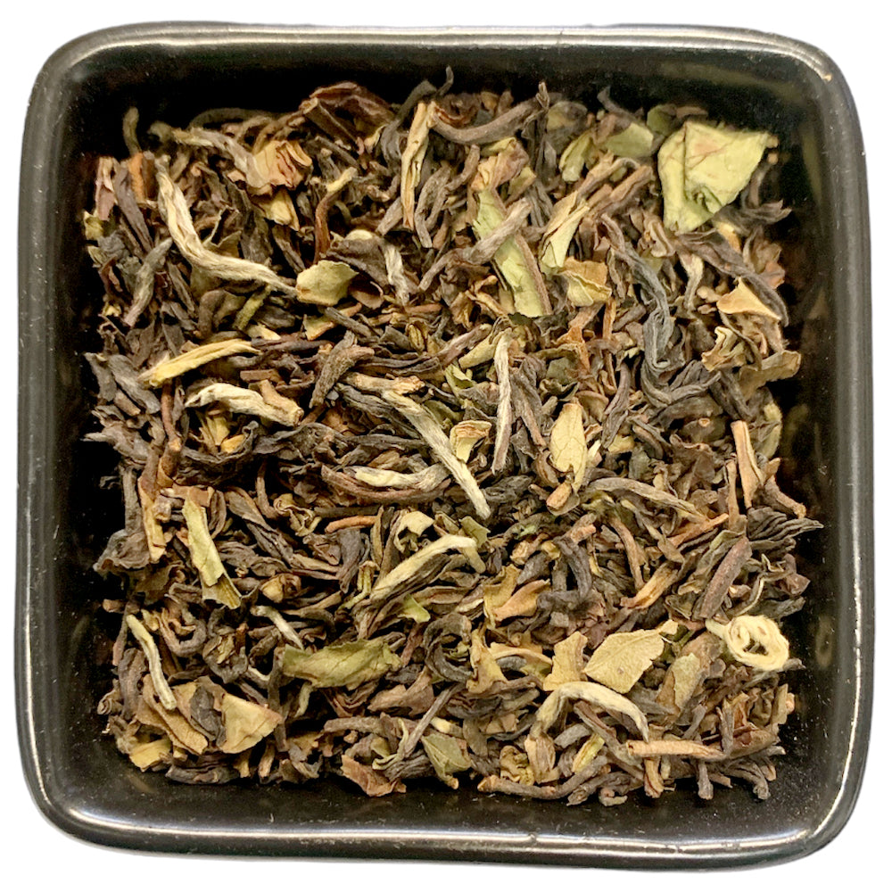 Golden Nepal "Antu Valley" aus der TeeWiese. Hier haben wir einen Nepal Hochland-Tee aus dem Teegarten Antu Valley. Er ist einer der kleinsten und höchstgelegenen Teegärten der Welt. Es besticht sein weiches, blumiges Aroma. Er ist ein Tee mit einem ausgeprägten darjeelingcharakter und Kenner wissen, die Tees aus Nepal waren schon immer die besseren Darjeelings.