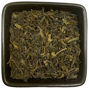 
                  
                    Ein Grüner Tee aus überwachtem Anbau eines erstklassigen Himalaya-Gartens aus der TeeWiese.  Mild und süß im Geschmack, mit heller Tasse. Im Garten „Pussimbing“ wird seit rund 100 Jahren Tee angebaut und er gehört zu den höchstgelegenen Teegärten Darjeelings. Unterhalb des Tiger Hill, auf 1700 m liegt dieser Garten. Die Berghänge sind fast ständig von Nebel bedeckt. Dies ist der Hauptgrund für den außergewöhnlich lieblichen Geschmack dieses First Flush aus Pussimbing, der an Zitrusfrüchte erinnert.
                  
                