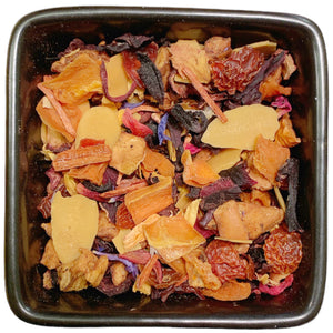 Aromatisierter Früchtetee mit Spekulatius-Geschmack aus der TeeWiese.  Spekulatius ist ein Gebäck, das einem das Wasser im Munde zusammenlaufen lässt. Wenn es draußen langsam kälter und ungemütlicher wird, hilft diese Kreation dabei, sich heimisch und entspannt zu fühlen. Eine rundum gelungene Mischung zum Genießen bei Kerzenschein, mit einem Hauch von Keks.