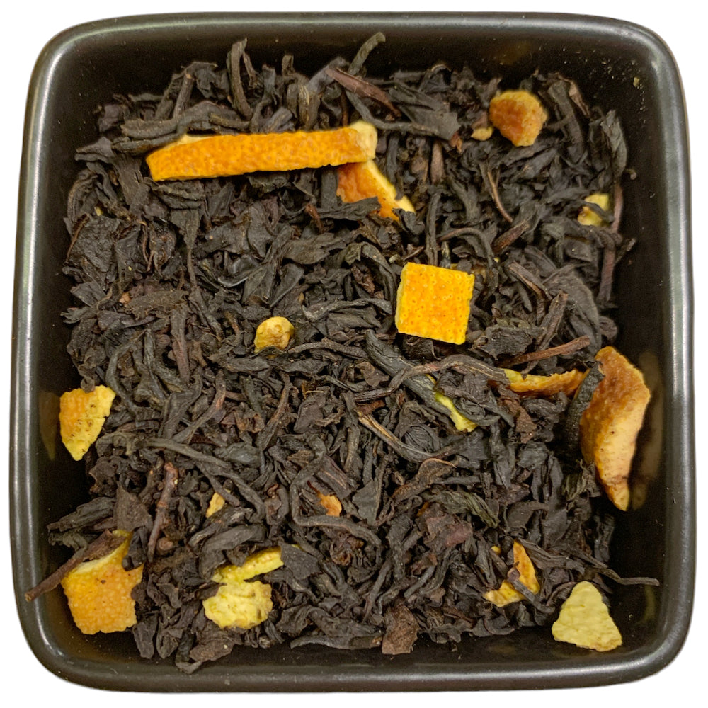 Natürlich aromatisierter Schwarztee mit Orangen-Geschmack aus der TeeWiese. Ein frischer und leicht süßer Orangengeschmack zeichnen diesen Tee aus. Er ist etwas sanfter und lieblicher im Geschmack, als unser „Blutorange“, bei der die Orange voll im Vordergrund steht.