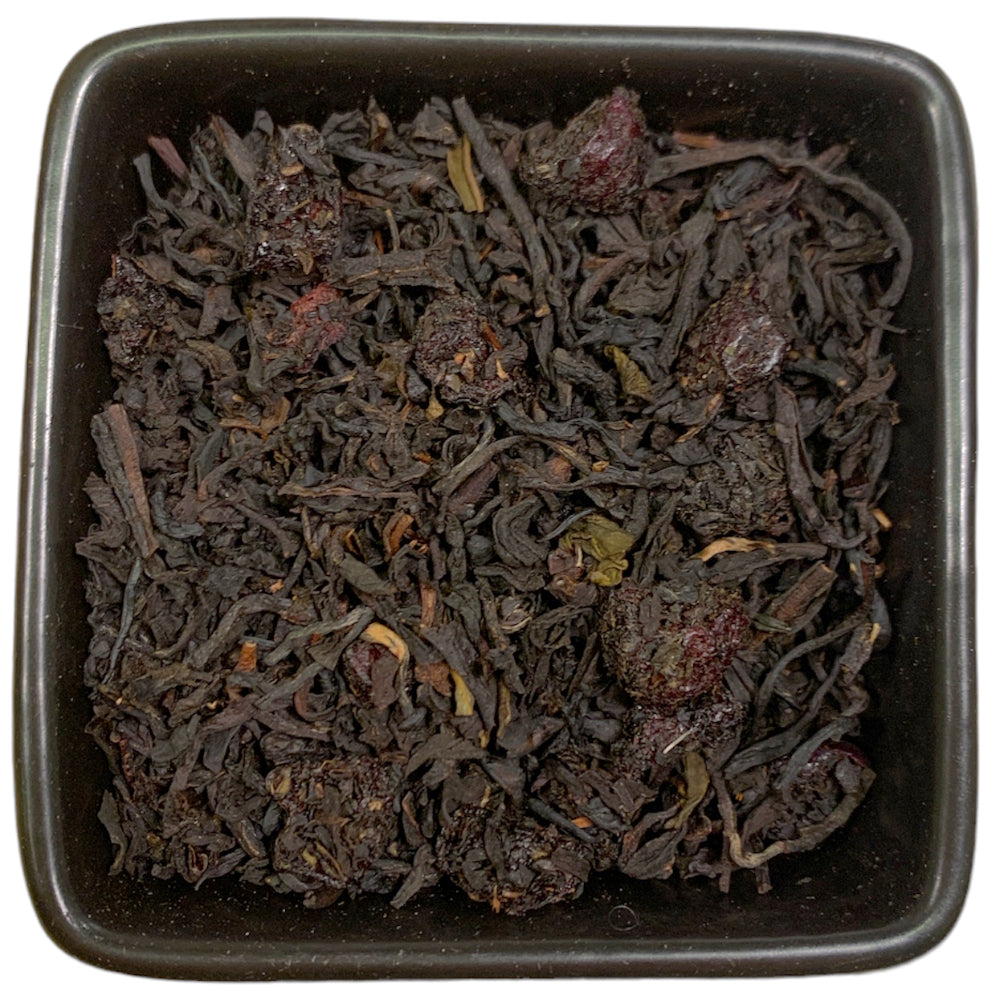 Aromatisierter Schwaztee mit Wildkirsch-Geschmack aus der TeeWiese.  Auf der ausgesuchten Mischung von etwas leichteren Schwarztees, kommt der Geschmack der Wildkirsche voll zur Geltung. Dies würde bei einem z.B. Assam nicht geschehen und so diesen herrlichen Geschmack in den Hintergrund rücken. Tee ist nicht gleich Tee, auf die Mischung kommt es an, um den vollen Geschmack herauszukitzeln. Eines unserer beliebtesten Schwarzteemischungen.