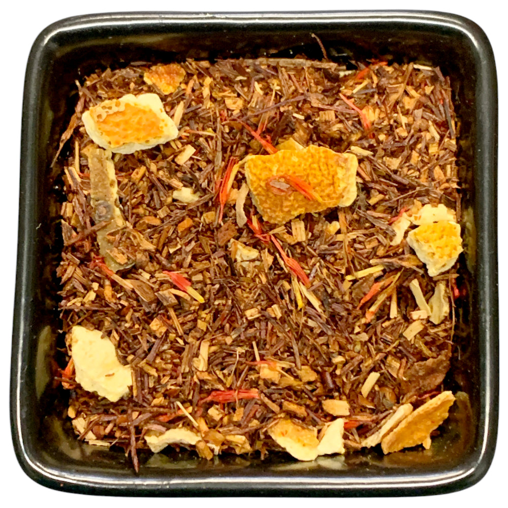 Aromatisierter Rooibos mit Blutorangen-Geschmack aus der TeeWiese.

Die fruchtige Frische der Blutorange passt perfekt zum sanften Rooibos. Die Blutorange ist süßer und aromatischer als ihre Verwandte und verleiht diesem Teeeine besondere Note. Diese Kombination ist nicht nur ein frischer Genuss für den Gaumen, sondern auch ein Fest für die Sinne, das zum Entspannen und Genießen einlädt.