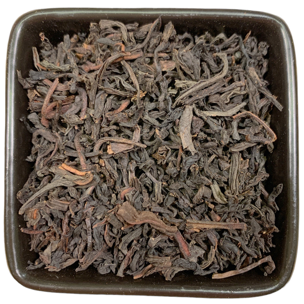 Ceylon Blatt-Tee - entkoffeiniert aus der TeeWiese.  Mild und aromatisch in einer kupferfarbenen Tasse. Von der berühmten Insel am Golf von Bengalen, stammt dieser Ceylon-Tee, dem im schonenden CO2 Verfahren, das Koffein entzogen wurde. Wir legen höchsten Wert darauf, dass auch nach der Entkoffeinierung, der Geschmack und die Blattstruktur erhalten bleiben.