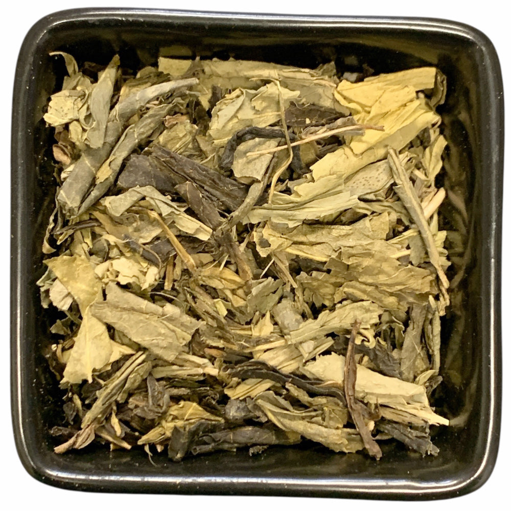 Diesem Sencha wurde im CO₂‑Verfahren das Koffein entzogen (Restkoffeingehalt maximal 0,4%). Durch diese schonende Verarbeitung, die ohne chemische Lösungsmittel auskommt, bleibt der typisch milde und spritzige Geschmack des Sencha voll erhalten.

Zutaten: China Sencha entkoffeiniert.

Hersteller/Importeur: TeeWiese