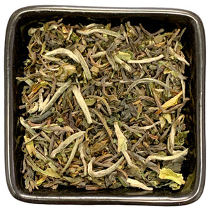 
                  
                    Snowview Darjeeling Flugtee aus der TeeWiese hat ein besonders gutes Preis-Leistungs-Verhältnis. Sein Blatt ist hervorragend gearbeitet und er besitzt ein besonders spritziges und kraftvolles, blumiges Aroma. Der Snowview Garten befindet sich etwas abgelegen im Kalimpong Tal auf bis 1.800 Metern Höhe und ist bekannt für seine aromatischen frischen Tees aus überwachtem Anbau.
                  
                