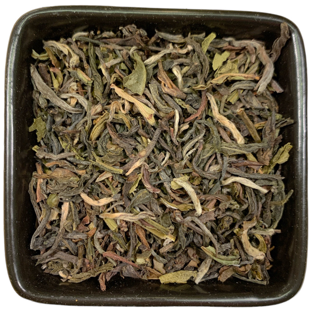 
                  
                    Darjeeling Margareth‘s Hope aus der TeeWiese.  Aus dem Anfang der Sommerpflückung stammt dieser spritzige und voll aromatische Tee. Er hat eine satte bernsteinfarbene Tasse, ist aromatisch-würzig mit leichter Süße. Auf Margaret's Hope wird fast ausschließlich die echte chinesische Thea Sinensis Pflanze angebaut.
                  
                