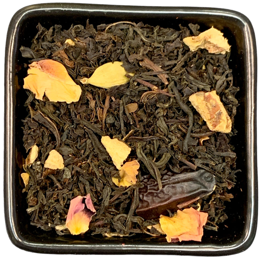 Natürlich aromatisierter Schwarztee mit Bergamotte-Tonka-Geschmack aus der TeeWeise. Dieser Earl Grey ist ein typischer Nachmittagstee. Die Tonkabohne, mit ihrem leicht süßlich-bitteren der Vanille ähnelndem Aroma, verzaubert diesen Tee. Geheimnisvoll taucht im Hintergrund Kurkuma auf und macht das Geschmackserlebnis perfekt.