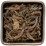 Dieser Oolong, aus der TeeWiese, ist ein zu 50% oxidierter und stammt von der Insel, auf der die feinsten Oolongs angebaut werden. Er hat eine sehr schöne Röstnote, die durch das heiße Trocknen entsteht, die das Ende der Oxidation einleitet. Auch dieser hat, für Oolongs üblich, einen milden Geschmack.