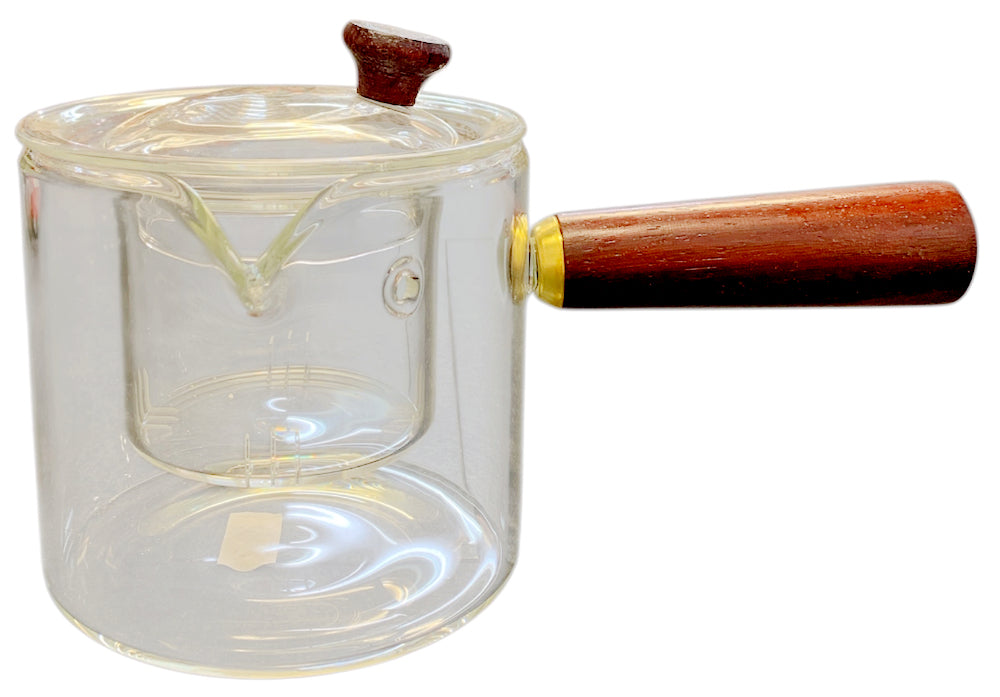 Eine Kyusu aus der TeeWiese ist eine traditionelle japanische Teekanne für die ideale Zubereitung von japanischem Grüntee. Dieser Glas-Kyusu, mit Sieb, ist dieser Kanne nachempfunden. Sie ist aus Glas, während die japanischen aus Ton sind. Der Vorteil dieser Glas-Kyusu ist, dass sie auch für andere Tees geeignet ist, weil das Glas nicht die Patina von z.B. Grüntee annimmt und dann auch nur noch für Grüntee zu verwenden ist.