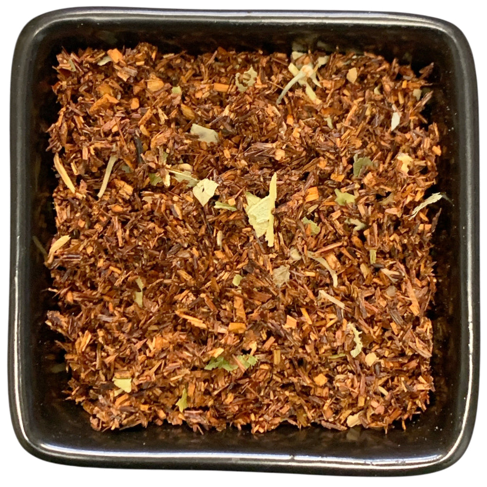 Aromatisierter Rooibos mit Honig-Geschmack aus der TeeWiese.

Ein Rooibos der Extraklasse kommt aus der Lindenstadt Halle. Milde Süße von Honig trifft auf aromatischen Rooibos und sorgt für eine perfekte Auszeit.