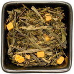 Aromatisierter Grüntee mit Karamellgeschmack aus der TeeWiese.

Ein lecker Teechen für Karamellfreunde. Sanfter Sencha und süße Karamellstücke vereinen sich zu einem leicht süßen Geschmack. Und wer es noch etwas süßer möchte:&nbsp;Wenn Du nach der Ziehzeit (2 Min.) vor dem Absieben den Tee mit einem Löffel einmal kräftig durch rührst, lösen sich die Karamellstücke völlig auf und Du bekommst eine Explosion von Karamell in die Tasse.