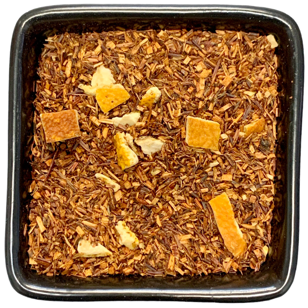 Rooibos mit Orangengeschmack aus der TeeWiese. Ausgesuchte Orangen-Öle und Orangenschalen geben diesem Tee eine fruchtig-frische Orangennote. Wer den Geschmack von Orange liebt, den erwartet hier ein spritziger Orangengenuss. Natürlich schmeckt dieser Rooibos auch kalt und ist so ein leckeres Getränk für den ganzen Tag.