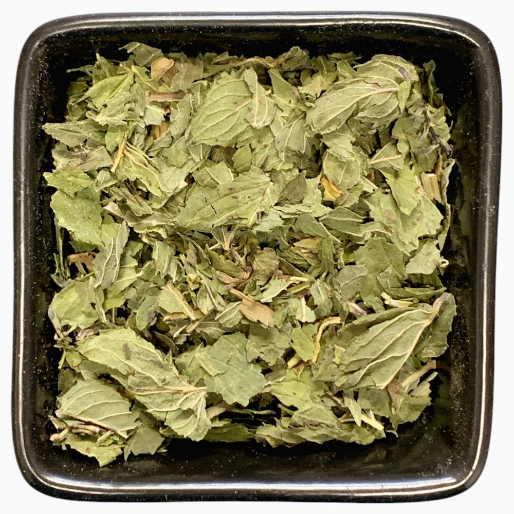Die Pfefferminze ist bestimmt jedem als Kräutertee bekannt. Sie schmeckt risch und es ist dabei egal ob warm oder kalt. Wir dürfen leider keine gesundheitliche Aussagen über unsere Kräuter machen, wer aber mehr über Pfefferminze erfahren möchte, der schaue bitte in ein Kräuterlexikon.