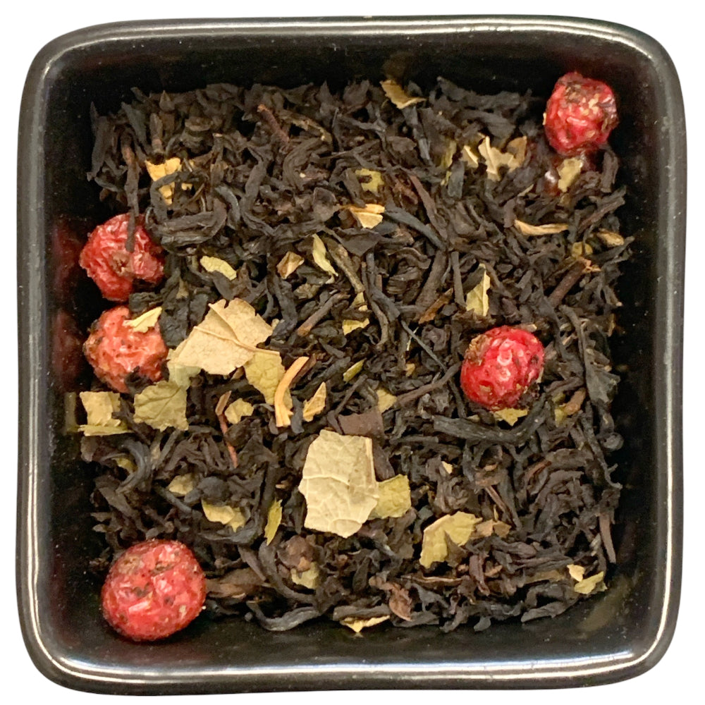 Aromatisierter Schwarztee mit Johannisbeer-Geschmack aus der TeeWiese.

Die harmonische Verbindung von roten Johannisbeeren und Schwarztee ist ein Paradebeispiel dafür, wie sich natürliche Zutaten gegenseitig ergänzen können, um ein vollkommenes Geschmackserlebnis zu schaffen.