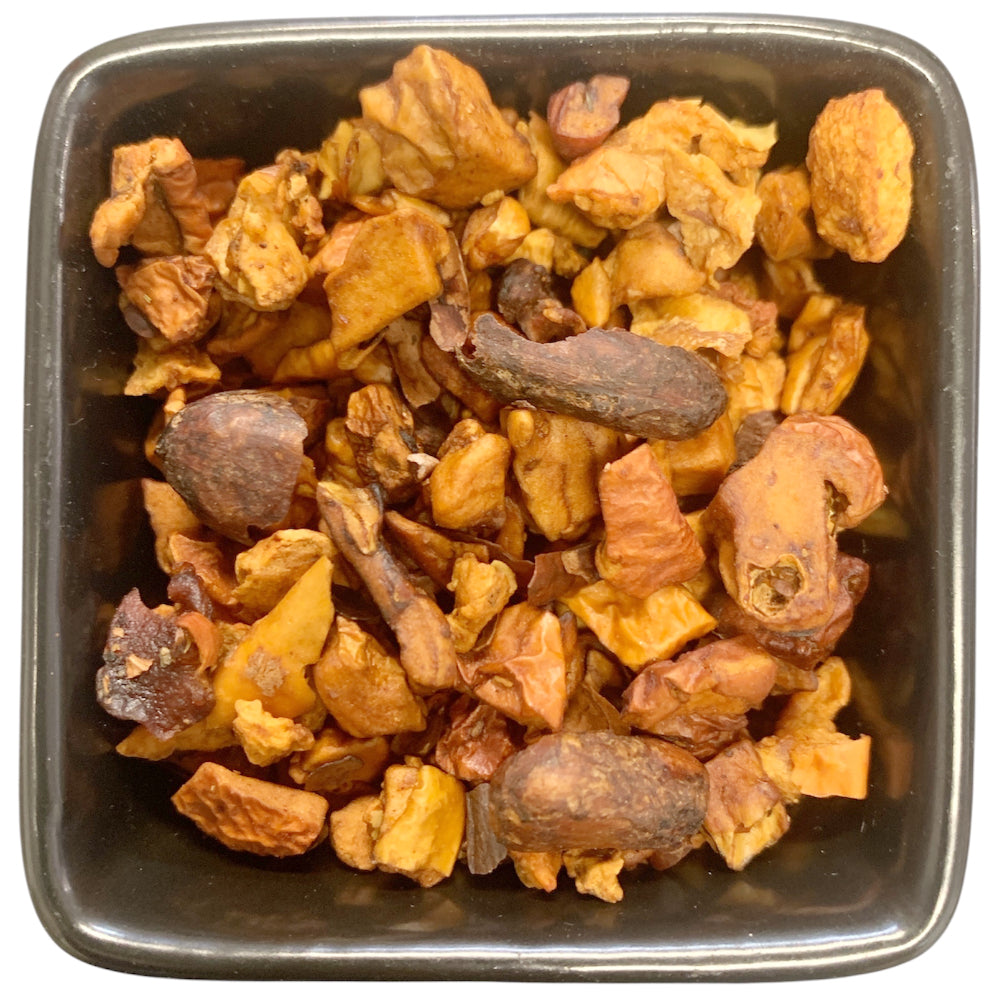 Aromatisierter Früchtetee mit Schokolade-Pfirsich-Geschmack aus der TeeWiese..

Tauche ein in die Welt eines außergewöhnlichen Teegenusses, der die Sinne auf eine süße und zugleich frische Reise entführt. Die saftigen Aromen des Pfirsichs und die zarte Schokoladennote verbinden sich auf einer Apfelbasis zu einer traumhaft leckeren Komposition.
