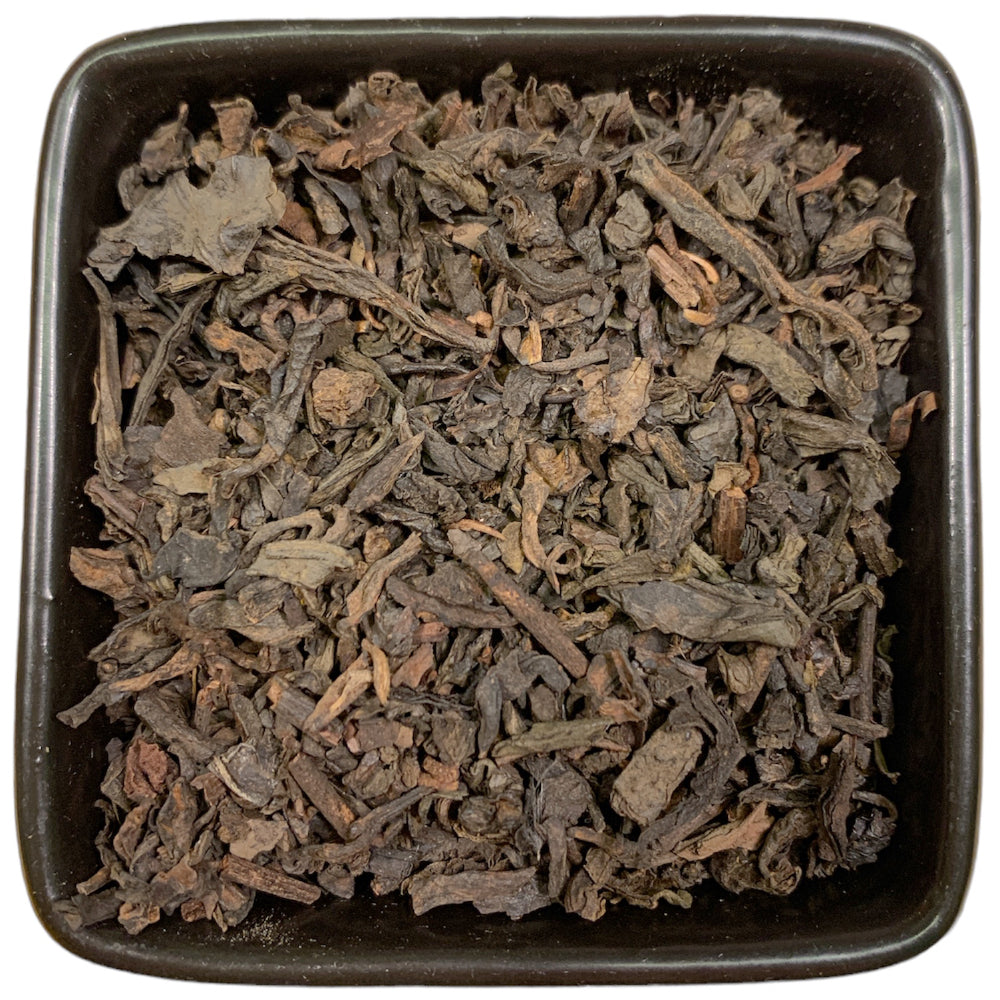 Der sogenannte „Rote Tee“ aus dem chinesischen Anbaugebiet Yunnan. Ein nachgereifter schwarzer Blatt-Tee mit kräftig-erdigem Geschmack, einer dunklen Tasse und dem ganz typisch intensiven Geruch. Ein Tee mit uralter Tradition. Er ist der einzige postfermentierte Tee und nicht oxidiert, wie sonst bei Schwarztees üblich.
