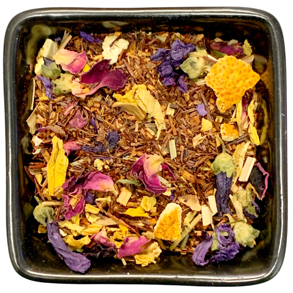 Aromatisierter Rooibos mit Grapefruit- Mango-Geschmack aus der TeeWiese.

Die Geschmacksreise führt uns zu den exotischen Früchten, die diesen Tee so besonders machen. Grapefruit, bekannt für ihren frisch herben Geschmack, und Mango, die süße Königin der Tropen, ergänzen den Rooibos auf perfekte Weise. Das Zusammenspiel der fruchtigen Aromen sorgt für ein unvergleichliches Geschmackserlebnis.