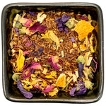 Aromatisierter Rooibos mit Grapefruit- Mango-Geschmack aus der TeeWiese.

Die Geschmacksreise führt uns zu den exotischen Früchten, die diesen Tee so besonders machen. Grapefruit, bekannt für ihren frisch herben Geschmack, und Mango, die süße Königin der Tropen, ergänzen den Rooibos auf perfekte Weise. Das Zusammenspiel der fruchtigen Aromen sorgt für ein unvergleichliches Geschmackserlebnis.