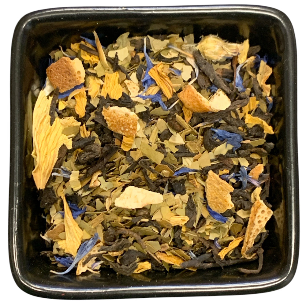 Aromatisierter Kräutertee mit Maracuja-Orange-Geschmack aus der TeeWiese.
Diese Kombination aus Pu-Erh und Mate-Tee wird zum wahren Geschmacks-Sturm auf Ihre Sinne durch weitere Zutaten wie Orangenschalen, Sonnenblumen und Maracuja. Stärken deinen Körper einmal so von innen heraus und genieße den leckeren Geschmack des „Super-Body-Fit“ Tee.