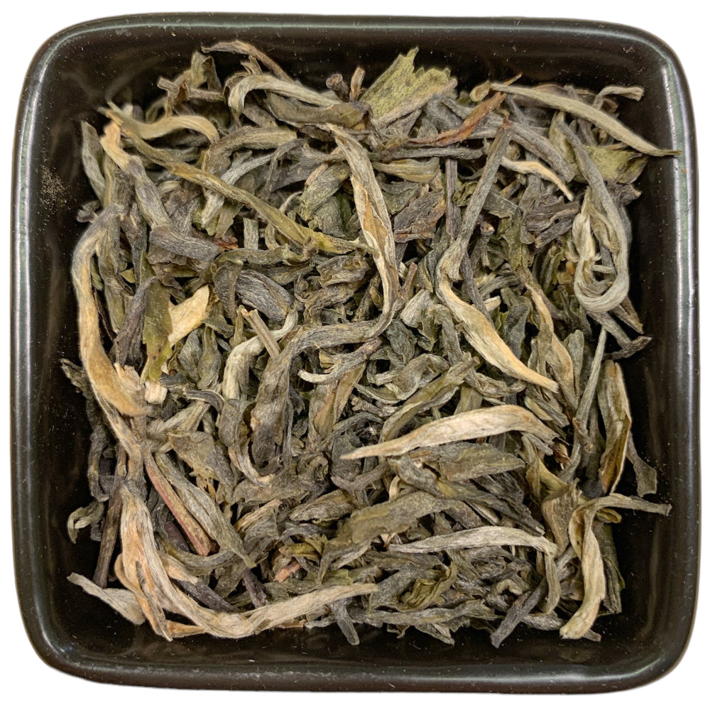 Gelber Tee hat eine lange Tradition in China und zählt zu den 10 wichtigsten Tee des Landes. Die Herstellung blieb lange Zeit Privileg buddhistischer Mönche. Er wurden nicht ins Ausland exportiert und blieben der chinesischen Oberschicht vorbehalten. Für die Herstellung werden nur die obersten Triebe (Tips) verwendet. Der Aufguss ist goldgelb, der Geschmack ist süßlich und erinnert an Maronen.  Hersteller/Importeur: TeeWiese
